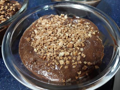 MOUSSE DE CHOCOLATE Y ALMENDRA MOUSSE DE CHOCOLATE, ALMENDRA Y GALLETA