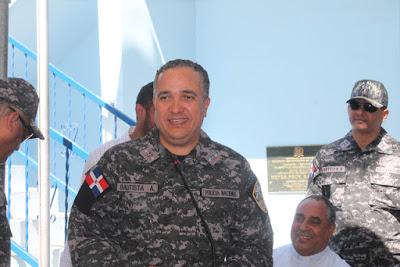 Director nacional de la Policía entrega camioneta y motor a Comandancia de Neiba.