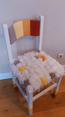 Una silla con pompones