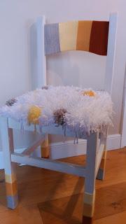 Una silla con pompones