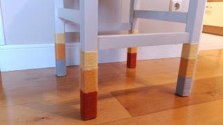 Una silla con pompones