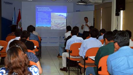 IMAGENES: 1er. DIA CURSO 'GEOLOGÍA ESTRUCTURAL' A CARGO DEL DR. JOSÉ MACHARÉ