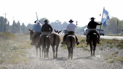 En mula de Ushuaia a Humahuaca con el legado del cura gaucho