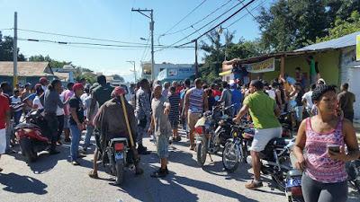 Matan joven en presunto atraco a sucursal Bancamerica en Vicente Noble. Matan joven en presunto atraco a sucursal Bancamerica en Vicente Noble.