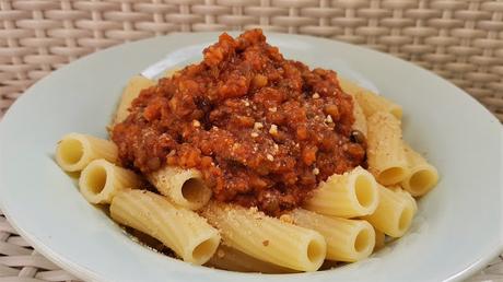 Pasta con salsa boloñesa de lentejas