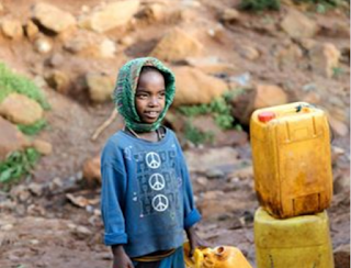La lucha de Matt Damon para que ninguna niña falte a la escuela por buscar agua