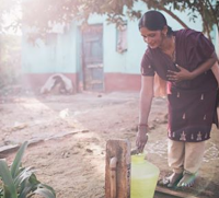 La lucha de Matt Damon para que ninguna niña falte a la escuela por buscar agua