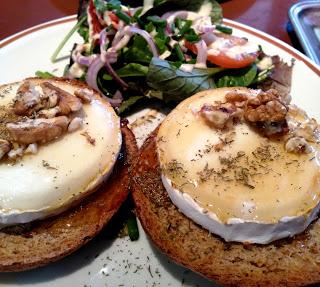 Bagel con queso de cabra a la miel y frutos secos