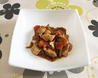 Pollo encebollado al café