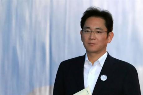 El heredero de #Samsung sale de prisión tras reducción de condena