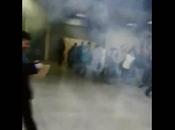 Detonan bomba lacrimógena Metro #Caracas: Estacion Plaza Venezuela (VIDEO)