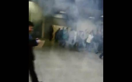 Detonan una bomba lacrimógena en el Metro de #Caracas:  Estacion Plaza Venezuela (VIDEO)