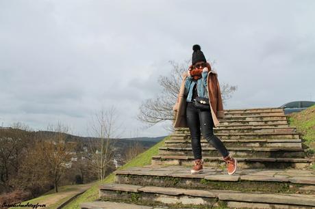 BOTAS APRÈS-SKI EN UN LOOK NEGRO Y MARRÓN