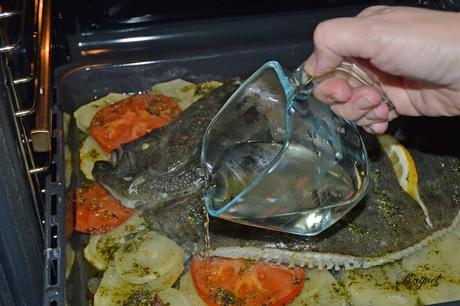 Rodaballo con patatas y verduras al horno