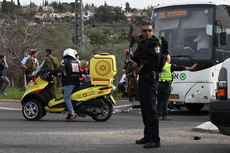 Terroristas palestinos asesinan a un civil, judío y padre de cuatro hijos a puñaladas Terroristas palestinos asesinan a un civil, judío y padre de cuatro hijos a puñaladas