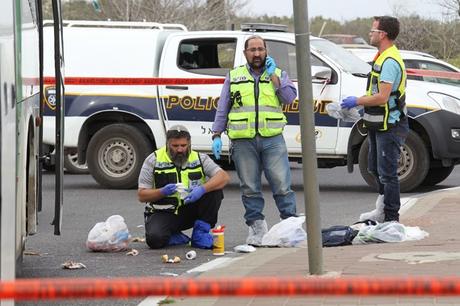 Terroristas palestinos asesinan a un civil, judío y padre de cuatro hijos a puñaladas Terroristas palestinos asesinan a un civil, judío y padre de cuatro hijos a puñaladas