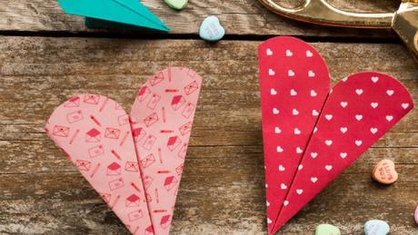 Aviones de papel con forma de corazón para San Valentín