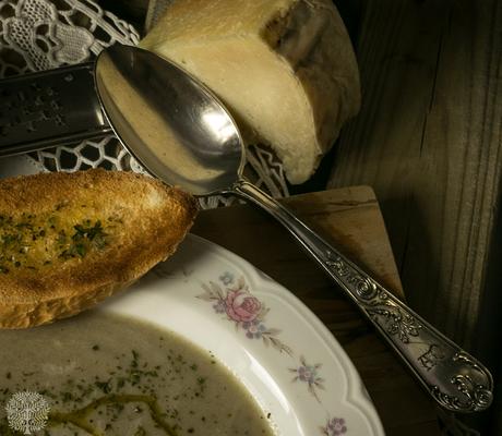 Crema de champiñones, con guarnición de champiñones al ajillo y queso