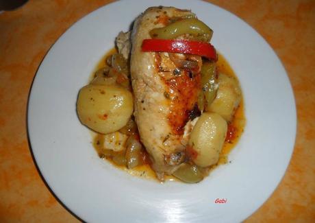 Pollo entero a la cacerola con papas y verduras