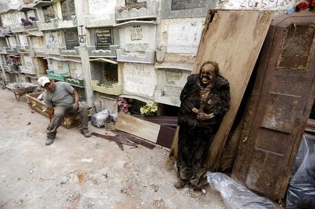 Exhumación de tumbas en Guatemala