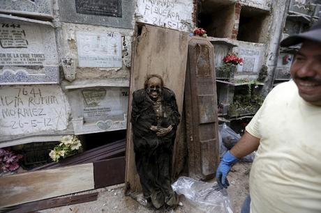 Exhumación de tumbas en Guatemala