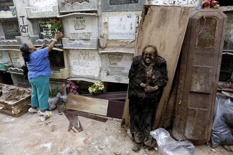 Exhumación de tumbas en Guatemala