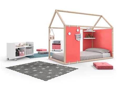 Casita para niños en habitación infantil