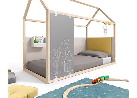 Casita infantil en dormitorio para niños con pizarra