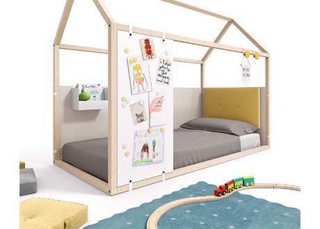 Casita infantil en dormitorio para niños con panel de imán