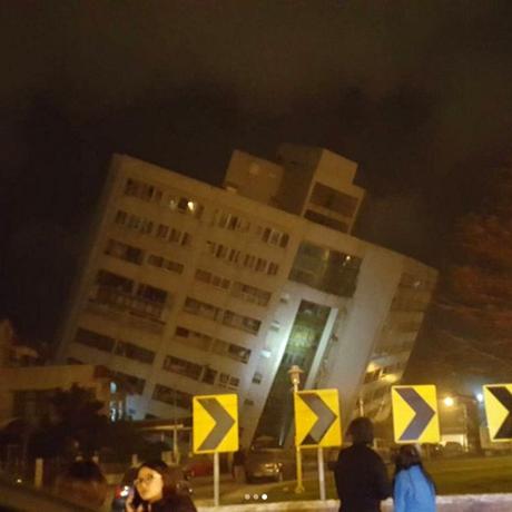 Un #terremoto de magnitud 6,4 golpea #Taiwán y derrumba varios edificios