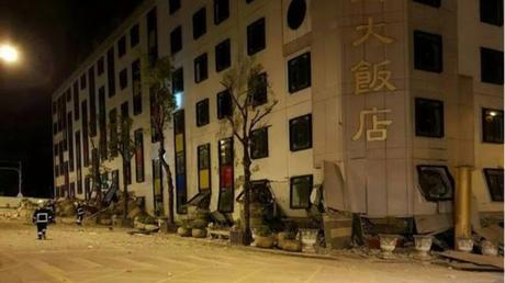 Un #terremoto de magnitud 6,4 golpea #Taiwán y derrumba varios edificios