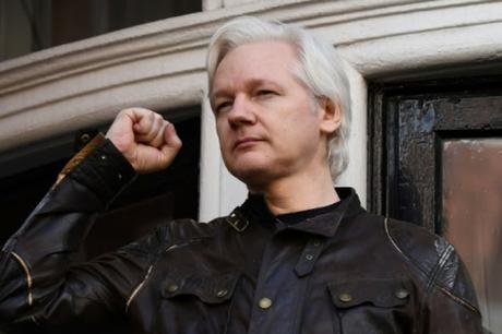 La justicia británica decide si Assange puede salir libremente