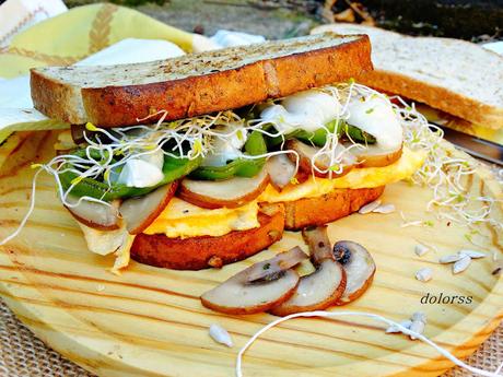 Bocadillo de pan de molde con semillas, tortilla y queso