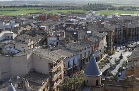 Olite y Ujué, historia y piedra en la Navarra central olite-paisaje