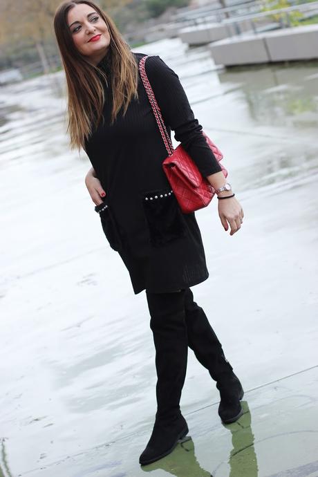 Vestido negro con bolsillos de pelo y perlas