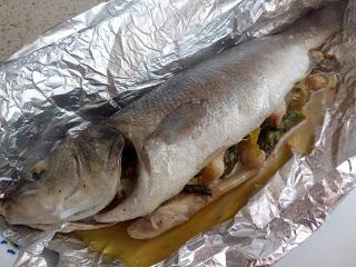 LUBINA AL HORNO EN PAPILLOTE RELLENA DE VERDURAS Y GAMBAS