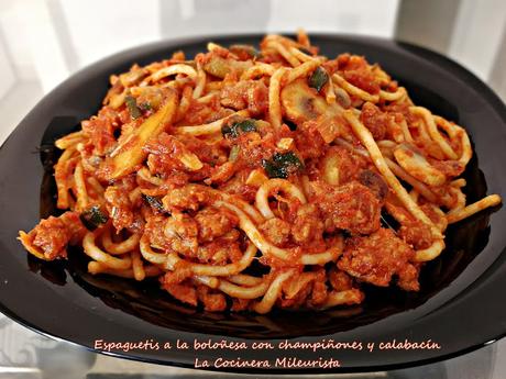 Espaguetis a la boloñesa con champiñones y calabacín