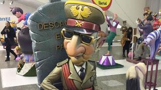 Las Fallas de València resucitan a Franco, casan a Rajoy con Puigdemont y ponen al rey boca abajo. Las Fallas de València resucitan a Franco, casan a Rajoy con Puigdemont y ponen al rey boca abajo.