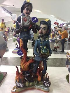 Las Fallas de València resucitan a Franco, casan a Rajoy con Puigdemont y ponen al rey boca abajo. Las Fallas de València resucitan a Franco, casan a Rajoy con Puigdemont y ponen al rey boca abajo.