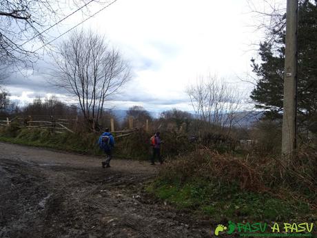 La pista por el Cordal, llega a un cruce donde nos vamos a la derecha.