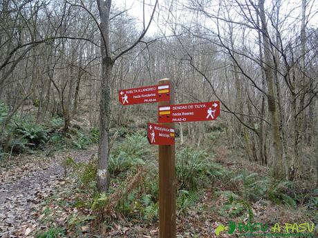 Cruce caminos en las Sendas de Tuilla