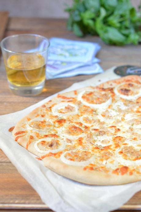 Pizza de atún, cebolla y nata