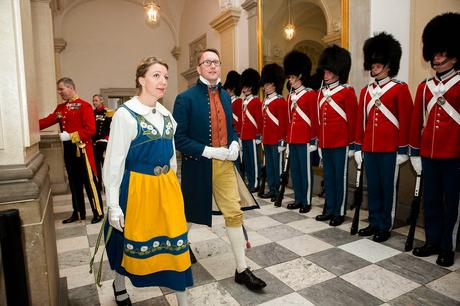 VESTIDOS FOLCLÓRICOS COMO ETIQUETA DE GALA Levées