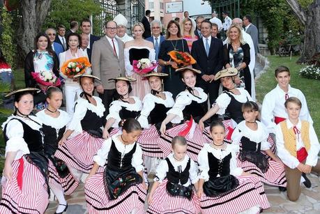 VESTIDOS FOLCLÓRICOS COMO ETIQUETA DE GALA Vestidos folclóricos