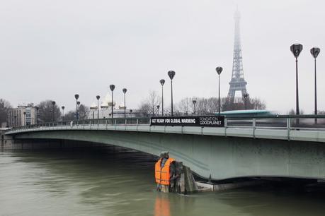 Chalecos salvavidas en las estatuas del río Sena para alertar sobre el cambio climático