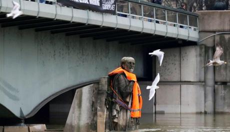 Chalecos salvavidas en las estatuas del río Sena para alertar sobre el cambio climático