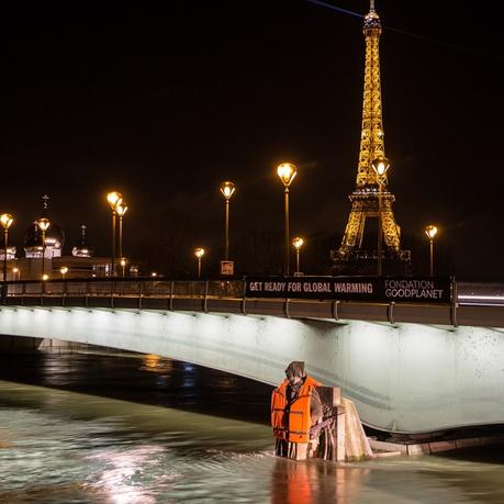 Chalecos salvavidas en las estatuas del río Sena para alertar sobre el cambio climático