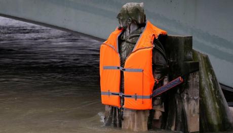 Chalecos salvavidas en las estatuas del río Sena para alertar sobre el cambio climático