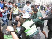 Peruanos agredieron hinchas Wanderers Arequipa