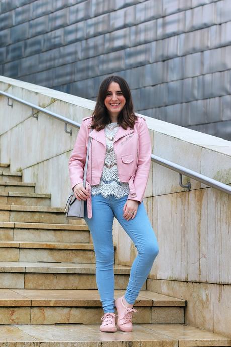 Invierno con biker rosa y zapatillas